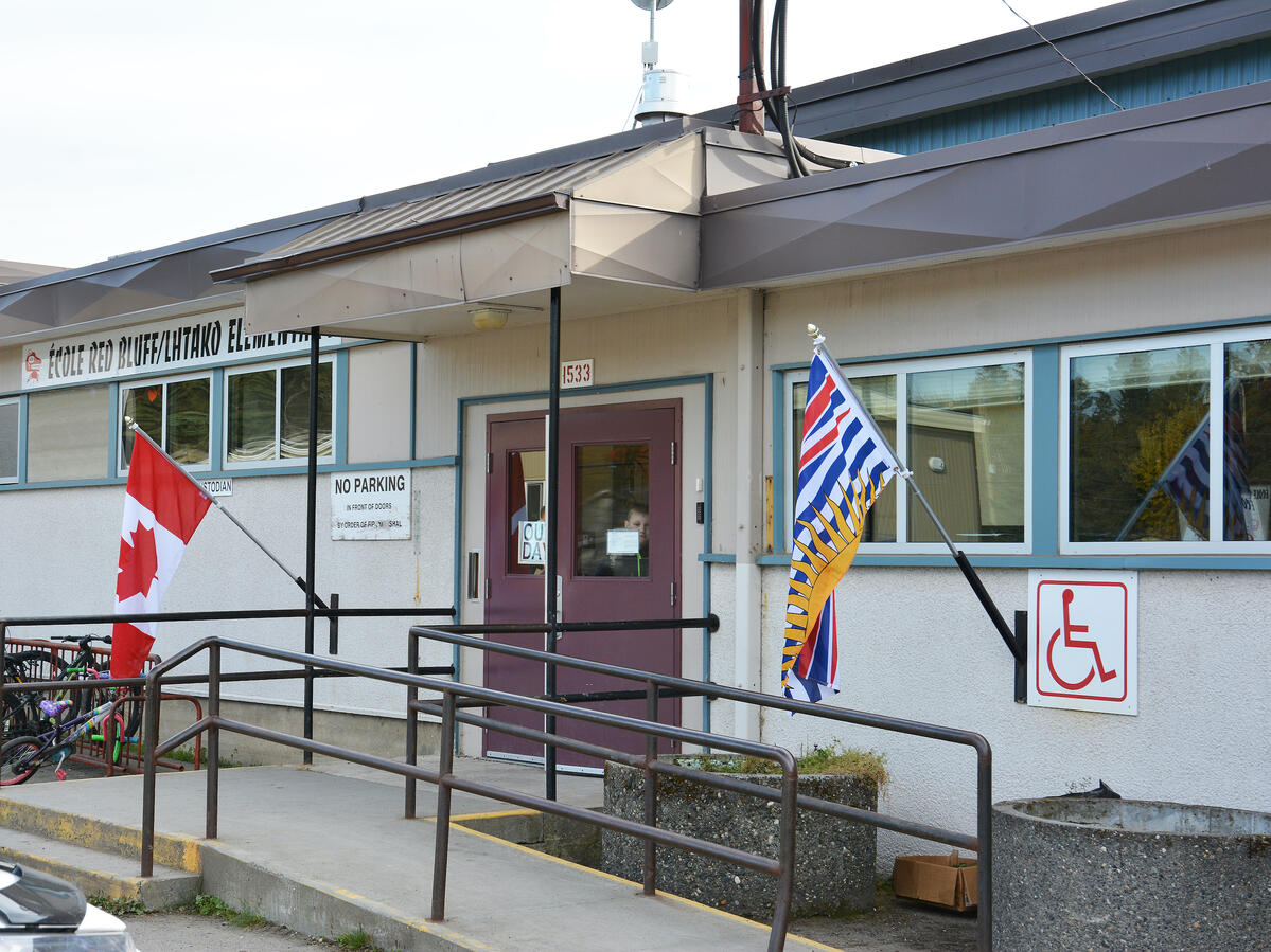 École Red Bluff Lhtako Elem. School        
